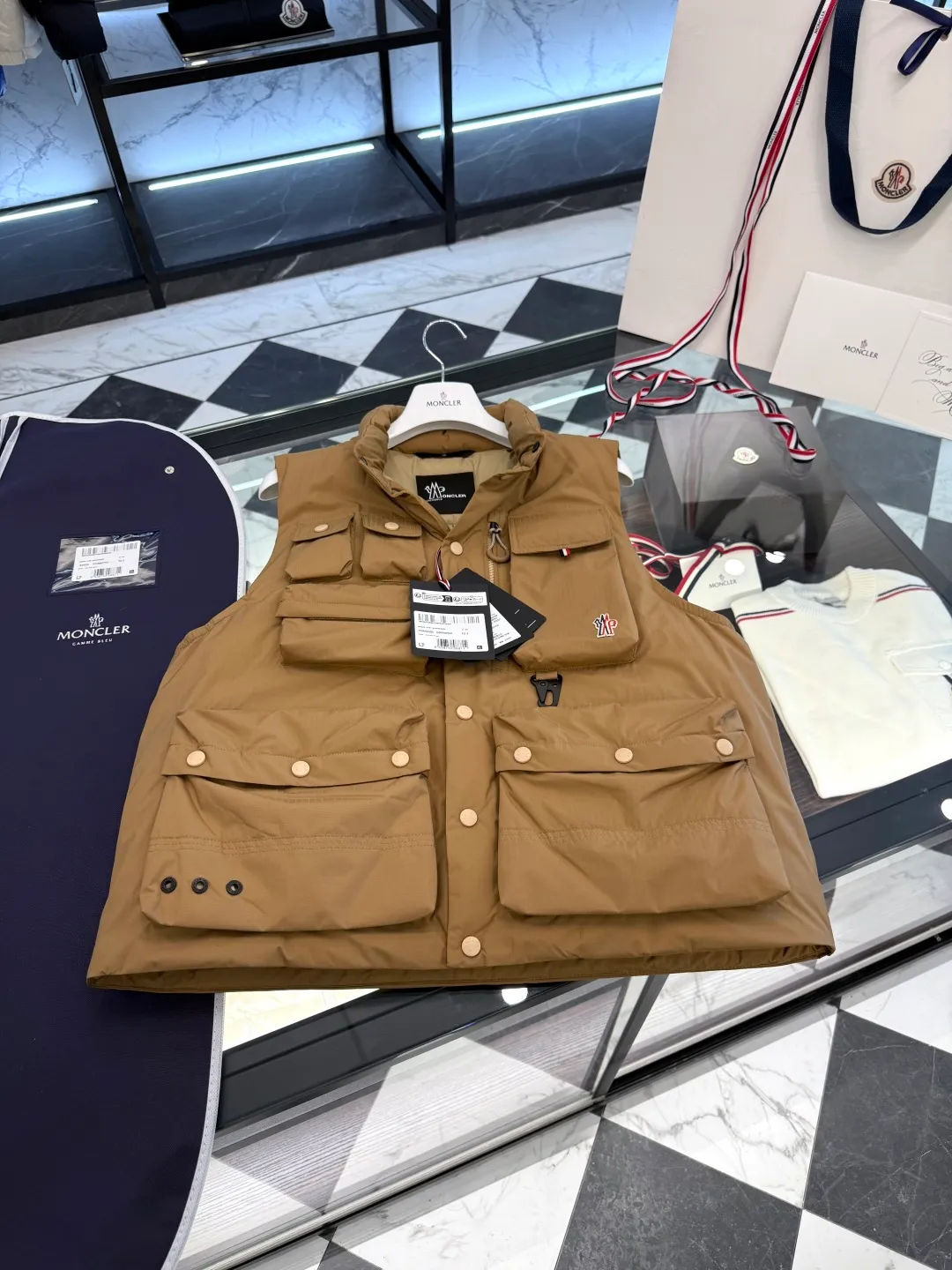 Moncler Grenoble Tongass Premium Series . . .